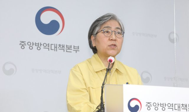 정은경 중앙방역대책본부장(질병관리청장)이 3일 오후 충북 청주 질병관리청에서 신종 코로나바이러스 감염증(코로나19) 예방접종 이상반응 신고사례와 조사 경과를 발표하고 있다. 청주=뉴시스