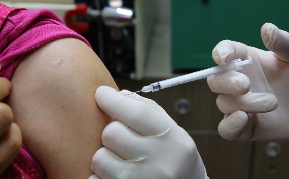 지난 2일 대전 서구 대전요양원에서 요양보호사들이 신종 코로나바이러스 감염증(코로나19) 아스트라제네카 백신을 접종받고 있다. 뉴스1 제공