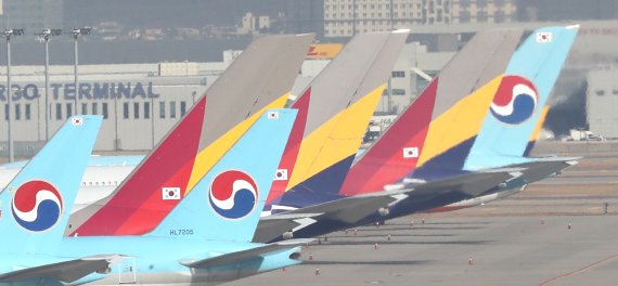 3일 인천국제공항 주기장에 코로나19 여파에 따른 국제항공 수요 감소로 대한항공과 아시아나 여객기가 세워져 있다. 사진=뉴스1