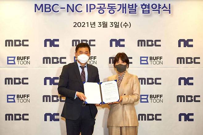 MBC와 엔씨의 IP 공동 협약 체결. (좌) MBC 도인태 미디어전략본부장, (우) 엔씨(NC) 민보영 컨텐츠사업부센터장 / 엔씨소프트 제공