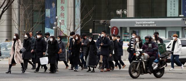 서울 아침 기온이 영하권으로 떨어진 지난 2일 오전 서울 세종대로 광화문사거리에서 출근길 시민들이 발걸음을 재촉하고 있다. 뉴스1