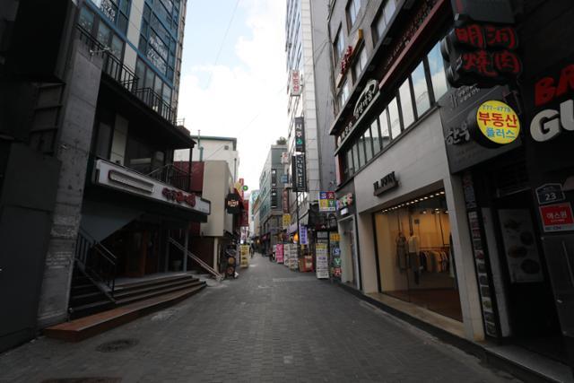 2일 오후 서울 명동거리가 한산한 모습을 보이고 있다. 자영업자들이 많이 뛰어드는 서비스업 대출금은 지난해 역대 최고 수준인 139조원 증가했다. 뉴스1