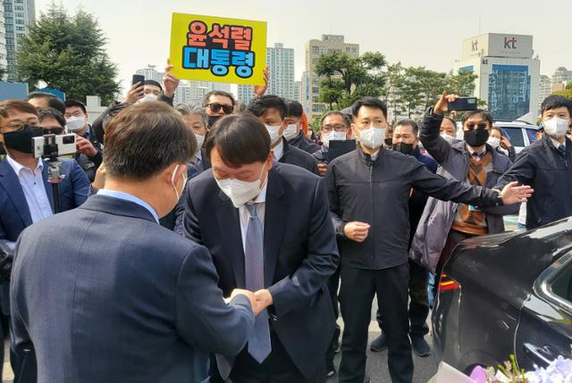 윤석열(앞줄 왼쪽 두 번째) 검찰총장이 3일 오후 대구고검과 지검을 방문한 자리에서 권영진(앞줄 맨 왼쪽 뒷모습 보이는 이) 대구시장과 인사를 나누고 있다. 대구=연합뉴스