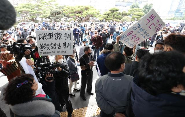 윤석열 검찰총장이 3일 오후 대구고검·지검을 방문한 가운데, 윤 총장 지지자와 반대 시민들이 대구지검에 몰려와 있다. 대구=연합뉴스