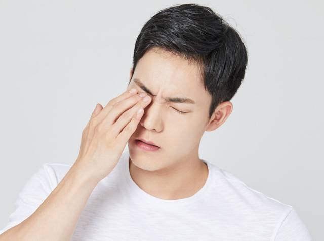 눈곱 색깔이나 점도, 눈곱이 끼는 위치 등을 통해 눈의 건강 상태를 확인할 수 있다./사진=클립아트코리아