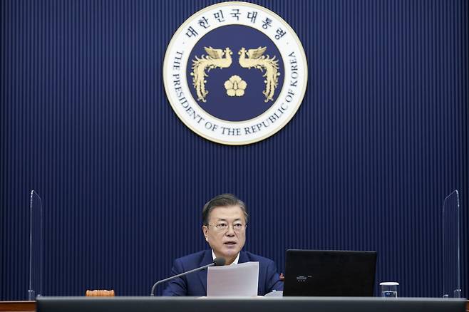 President Moon Jae-in chairs a Cabinet meeting in Cheong Wa Dae, Tuesday. (Yonhap)