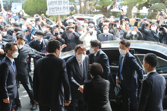 Prosecutor General Yoon Seok-youl arrives at the Daegu District Prosecutors' Office on Wednesday, surrounded by his supporters and members of the media. [NEWS1]