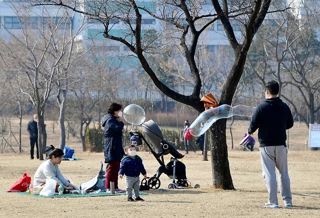 설날인 12일 오후 서울 여의도 한강공원을 찾은 시민들이 포근한 날씨를 즐기고 있다. 박효상 기자