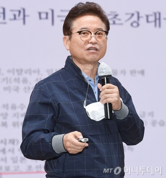 3일 이철우 도지사가 경북도청 다목적홀에서 공직자를 대상으로 '역사를 돌아보며 미래의 길을 열자'라는 주제로 특강을 펼쳤다./사진=경북도