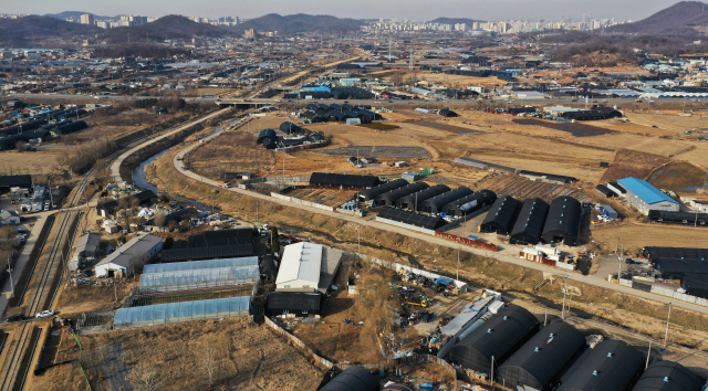 한국토지주택공사(LH) 일부 직원들이 3기 신도시 중 최대 규모인 광명·시흥 신도시 사업지역에 100억원대의 토지를 투기성으로 매입했다는 의혹이 제기돼 논란이 일고 있다. 사진은 경기 시흥시 과림동 일대 모습. [연합뉴스]