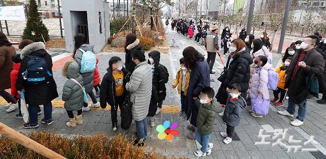 2021학년도 초·중·고교 신학기 첫 등교가 시작된 지난 2일 오전 서울 강동구 강빛초등학교에서 학생들이 등교 전 체온 측정을 하기 위해 줄을 서 있다. 사진공동취재단