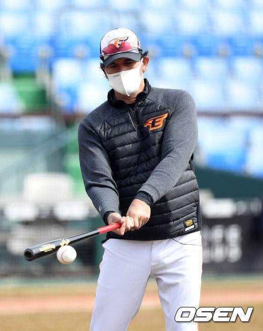 [OSEN=대전, 이대선 기자]한화 수베로 감독이 펑고를 치고 있다. /sunday@osen.co.kr