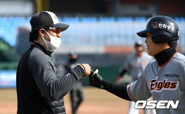 [OSEN=대전, 이대선 기자]한화 수베로 감독이 큼지막한 타구를 날린 김민하와 하이파이브를 하고 있다. /sunday@osen.co.kr