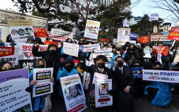 ‘정인이 양부모 공판’에 모인 시민들 - 양부모에게 학대를 당해 숨진 16개월 영아 ‘정인이 사건’의 증인신문이 열린 17일 서울 양천구 서울남부지법 앞에서 시민들이 시위하고 있다. 2021.2.17 연합뉴스