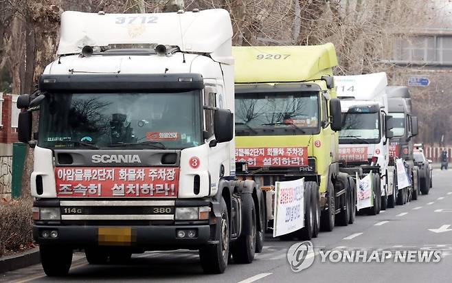 인천 연수구청 인근 도로 점거한 화물연대 차량 [연합뉴스 자료사진]