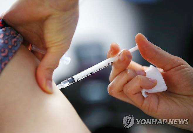 '보통의 일상을 향한 한 걸음' 지난 2일 오전 서울시 양천구 신목행복자리 어르신 요양센터에서 양천보건소 의료진이 관계자에게 코로나19 아스트라제네카 백신을 접종하고 있다. superdoo82@yna.co.kr