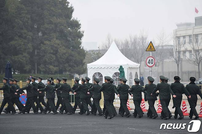 3일 (현지시간) 전인대 개막을 앞두고 베이징 인민대궁전 외곽 도로에서 인민해방군이 행진을 하고 있다. © AFP=뉴스1 © News1 우동명 기자