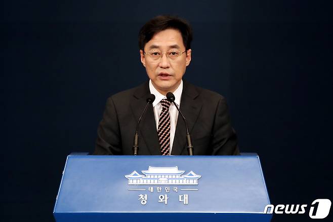 강민석 청와대 대변인이 3일 오후 청와대 춘추관에서 가진 브리핑에서 한국토지주택공사(LH) 직원들의 광명·시흥 신도시 땅 투기 의혹과 관련해 "문재인 대통령이 광명·시흥은 물론 3기 신도시 전체를 대상으로 국토부와 LH, 관계 공공기관의 신규 택지개발 관련 부서 공모자 및 가족 등에 대한 토지거래 전수조사를 빈틈없이 실시하라＂고 지시했다고 말하고 있다.2021.3.3/뉴스1 © News1 이광호 기자