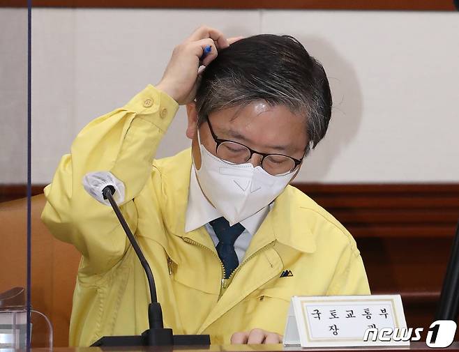 변창흠 국토교통부 장관이 3일 서울 종로구 정부서울청사에서 열린 '제31차 비상경제 중앙대책본부 회의'에 참석해 있다. 한국토지주택공사(LH) 일부 직원들의 3기 신도시(광명·시흥지구) 투기 의혹이 확산하는 가운데 변 장관에게도 책임의 화살이 쏠리고 있다. 2021.3.3/뉴스1 © News1 오대일 기자