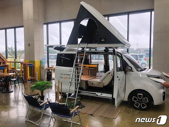 경차 레이를 기반으로 한 캠핑카 '로디'© 뉴스1 문대현 기자
