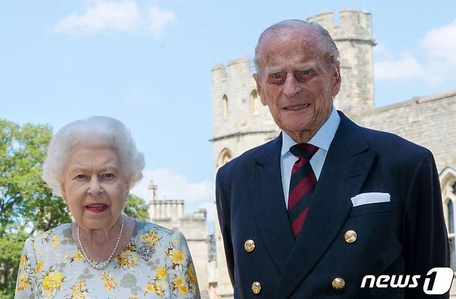엘리자베스 2세 영국 여왕(왼쪽)과 남편 필립공. © AFP=뉴스1