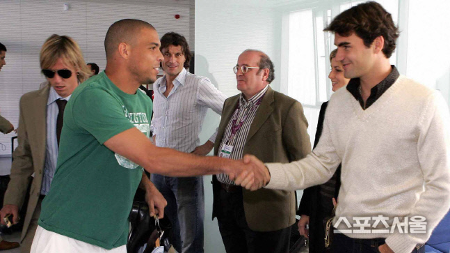 호나우두가 지난 2006년 스페인 마드리드에서 로저 페더러와 만나 악수를 하고 있다. 출처=ATP 홈페이지