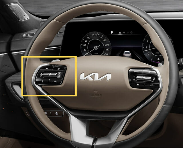 기아가 공개한 K8 스티어링 휠(핸들). 좌측에 주행보조 버튼이 배치된 것이 눈길을 끈다. 기존 현대기아차에는 주행보조 버튼들이 스티어링 휠 오른편에 배치됐다. (사진=기아)