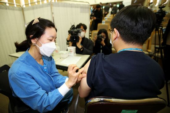 의료진 대상 코로나19 백신 자체 접종이 실시된 4일 오전 서울 종로구 서울대병원에서 접종대상 의료진이 아스트라제네카 백신 접종을 받고 있다. 이날 총 50여 명의 의료진이 백신을 접종했다.