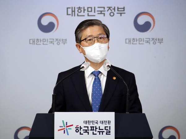 변창흠 국토교통부 장관이 4일 광화문 정부서울청사에서 브리핑을 하고 있다. /연합뉴스