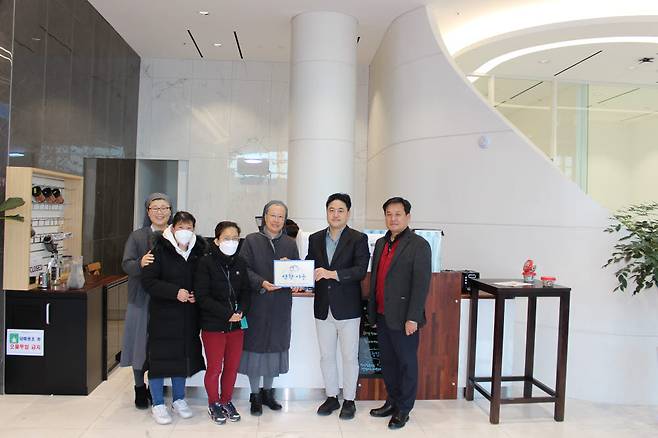 김경자 안나마리아 원장수녀(왼쪽 네 번째)가 이상훈 시스원 대표(“ 다섯 번째)에게 선한이웃 현판식을 전달했다.