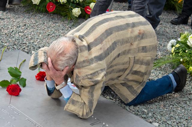 2018년 4월 나치의 부헨발트 강제 수용소 해방 73주년 기념 행사에서 우크라이나 출신의 한 생존자가 희생자들의 이름이 적힌 기념물 앞에서 오열하고 있다. 바이마르=AP 연합뉴스