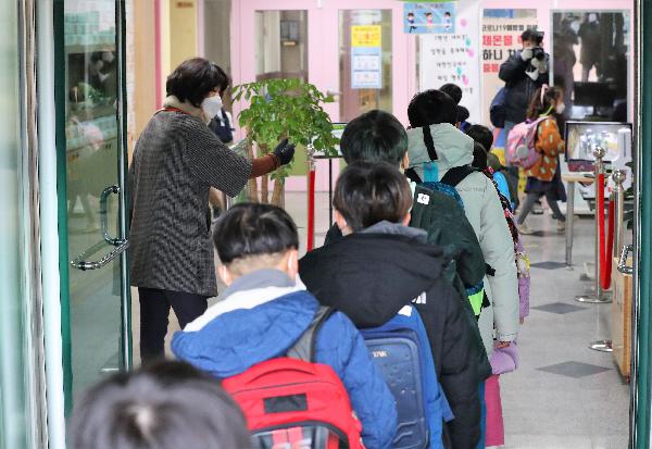 초등학교에서 학생들이 거리두기를 하며 발열체크를 하고 있다./사진=조선일보 DB