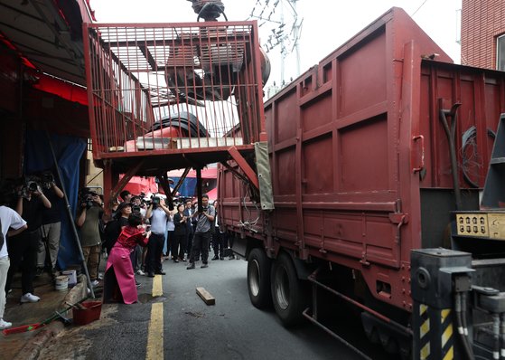 2019년 부산 북구 구포시장 내 가축시장(개시장)에서 개들이 갇혀 있던 철장이 철거되고 있다. [연합뉴스]