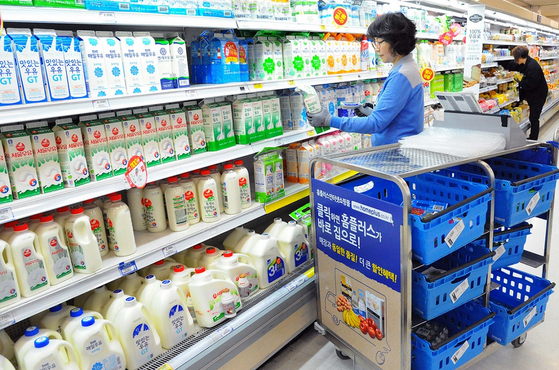 A Homeplus picker chooses milk for online shoppers. [HOMEPLUS]