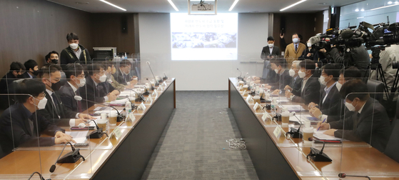 Participants in the opening ceremony of an alliance on future cars and semiconductors between the Ministry of Trade, Industry and Energy and companies, including Samsung Electronics and Hyundai Motor, listen to a speech by Kang Kyung-sung, head of the ministry’s industrial policy division at Korea Chamber of Commerce and Industry headquarters in Jung District, central Seoul, on Thursday. [YONHAP]