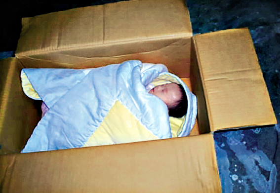 2007년 4월 주사랑공동체교회 앞에서 발견된 굴비 상자 안에 온유가 자고 있다.