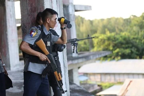 소총으로 무장한 미얀마 군경 저격수들이 높은 건물 위에서 쌍안경으로 시위대를 감시하고 있다. 사진이 촬영된 정확한 시점과 장소는 확인되지 않았다. 트위터 캡처