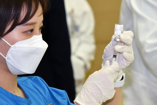 4일 오전 서울 종로구 서울대병원에서 한 간호사가 아스트라제네카 백신을 주사기에 주입하고 있다. 연합뉴스