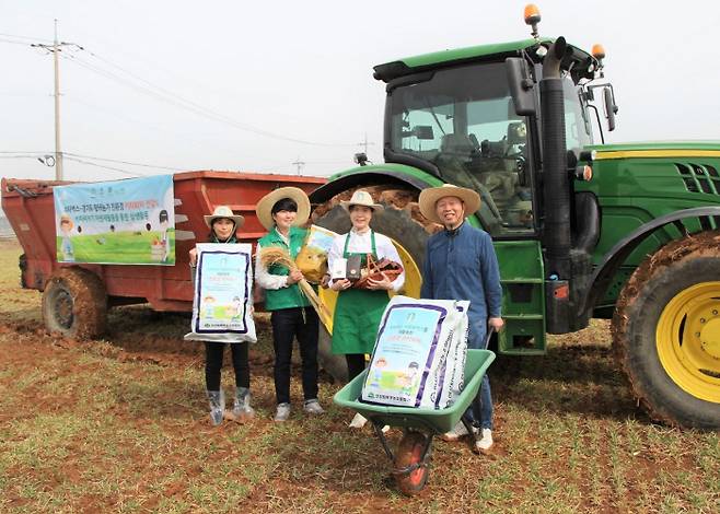 지난 3일 경기도 평택시 소재 한 농가에서 진행된 스타벅스-경기도 친환경 퇴비 전달식 모습 사진 제공 = 스타벅스 코리아]