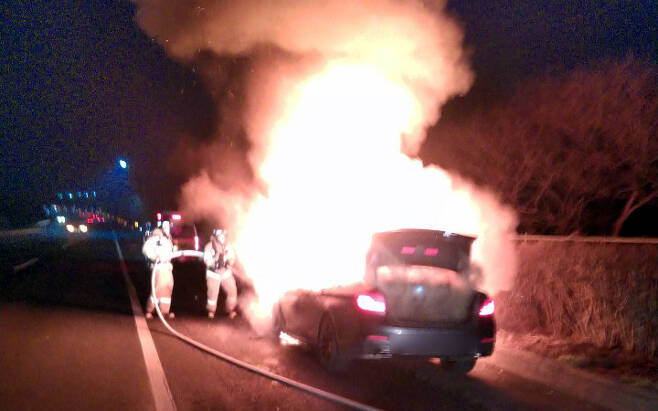 지난달 14일 오후 7시께 전북 완주군 이서면 호남고속도로 상행선 165.6㎞ 지점을 달리던 BMW 520D 차량에서 불이 나 연기가 치솟고 있다. [연합]