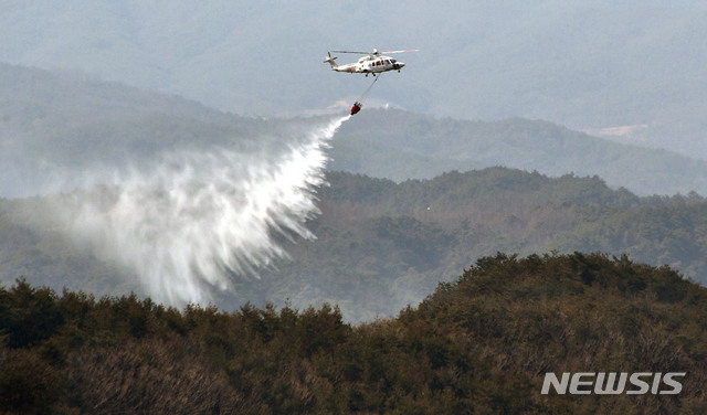 [안동=뉴시스] 산림청 산림헬기가 지난 2월22일 오전 경북 안동시 임동면 산불현장에서 물을 투하하며 산불을 진화하고 있다. (사진=뉴시스 DB). photo@newsis.com