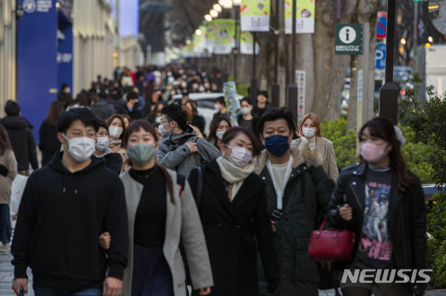 [도쿄=AP/뉴시스]지난달 28일 일본 도쿄의 한 쇼핑거리가 시민들로 붐비고 있다. 코로나19 감염 예방을 위해 마스크를 착용한 모습이다. 2021.03.04.