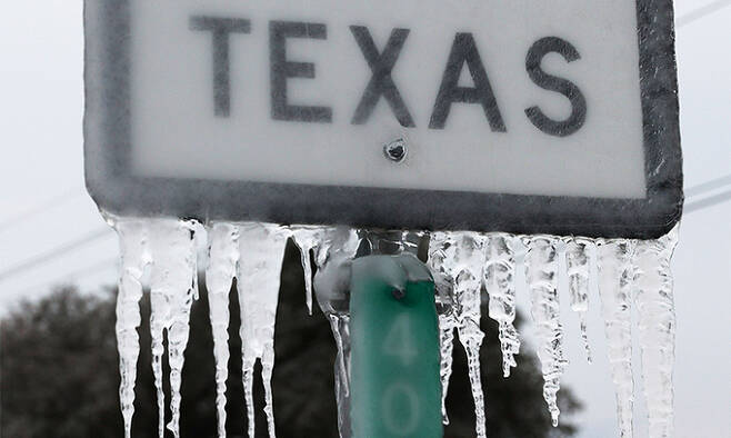 미국 텍사스주에 이례적인 한파가 덮친 지난달 18일 고속도로 표지판에 고드름이 달려있다. 킬린=APF연합뉴스