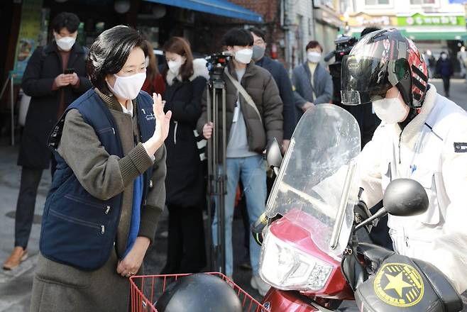 용문시장 찾은 박영선 - 박영선 더불어민주당 서울시장 보궐선거 후보가 3일 서울 용산구 용문시장에서 시장을 찾은 시민들과 인사하고 있다. 박영선 캠프 제공