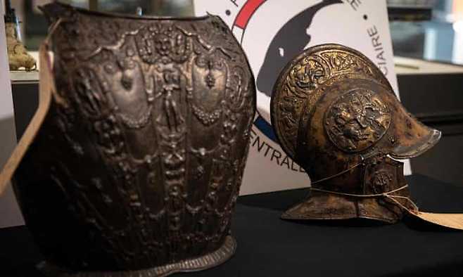 프랑스 루브르박물관이 약 40년전 도난당했다가 되찾은 15세기 갑옷과 투구. AFP 연합뉴스