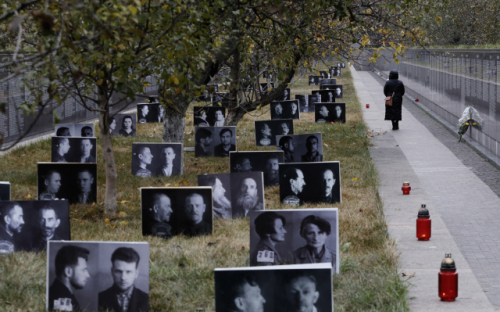 스탈린 정권의 대량 숙청이 자행 됐던 모스크바 외곽 부토보 지구에 희생자들의 사진이 놓여 있다. 이곳에서는 1937년에서 1938년 사이 2만762명이 정치, 종교 등의 이유로 총살 당했다. /EPA연합뉴스