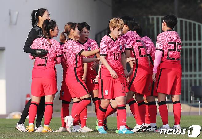 여자 축구 대표팀은 사상 첫 올림픽 본선행에 도전한다.© News1
