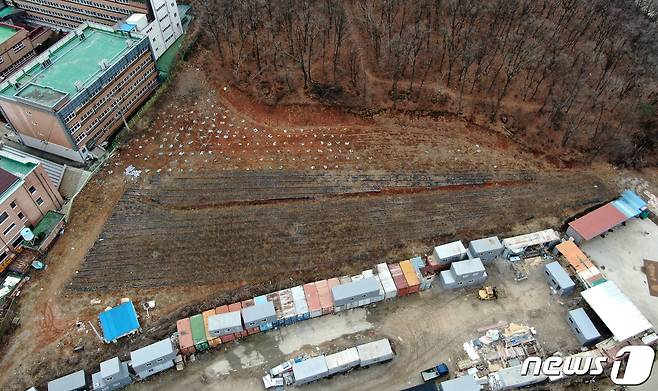 한국토지주택공사(LH) 일부 직원들의 광명 시흥 신도시 땅투기 의혹과 관련해 정부합동조사단이 4일 출범한다. 문재인 대통령이 지난 3일 3기 신도시 전체를 대상으로 신도시 관계자 및 가족들의 토지 거래에 대한 전수 조사를 지시한지 하루만이다. 사진은 이날 LH직원들이 사들인 뒤 묘목을 심어 놓은 경기도 시흥시 무지내동 소재 농지의 모습. 2021.3.4/뉴스1 © News1 구윤성 기자