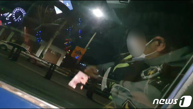 경찰관이 근무중 순찰차안에서 유튜브 영상을 시청하고 있다.(독자제공)© 뉴스1