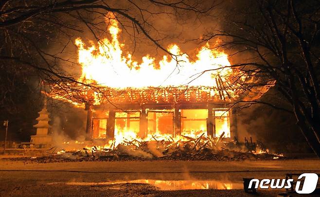 5일 오후 6시 50분께 전북 정읍시 내장사 안쪽에 자리잡은 대웅전에서 방화로 추정되는 화재가 발생해 불길이 치솟고 있다. (전북소방본부 제공) 2021.3.5/뉴스1 © News1 유경석 기자